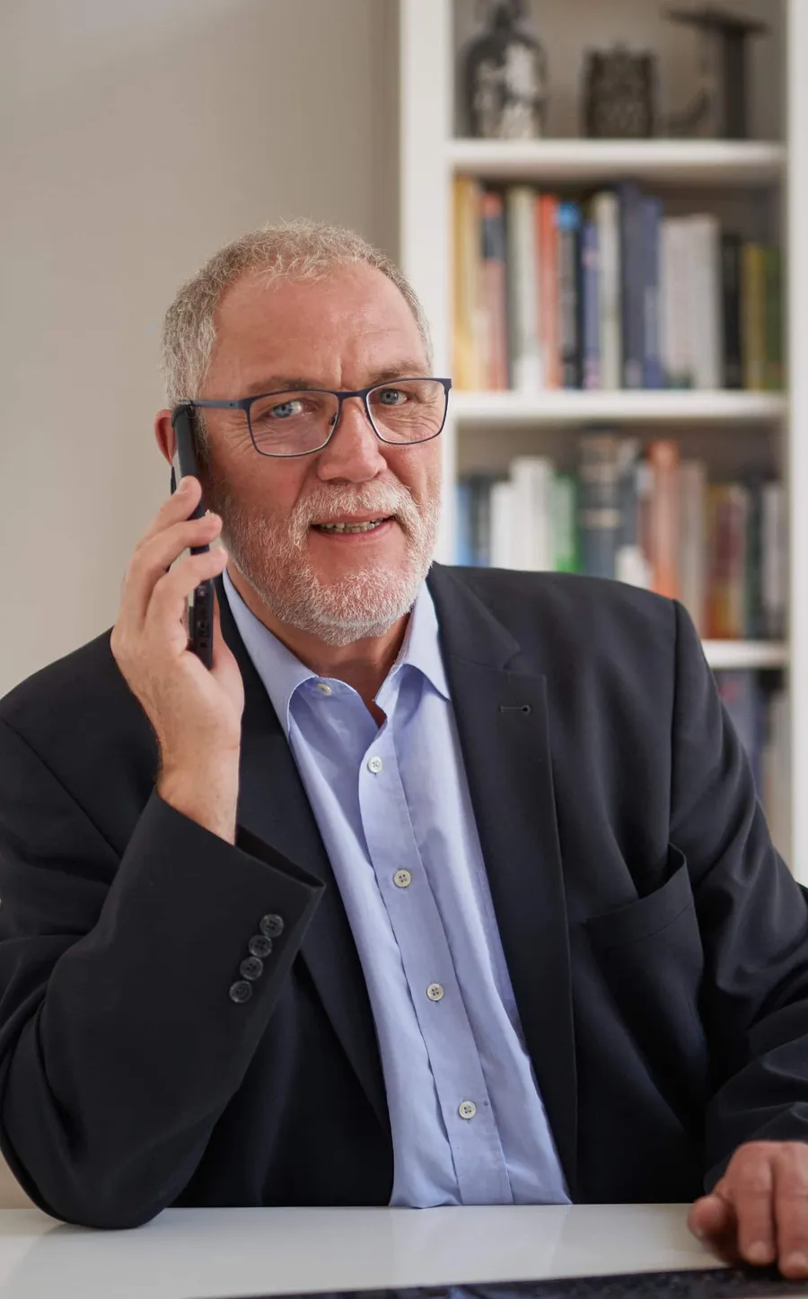 Horst Willschrei im Telefonat am Schreibtisch